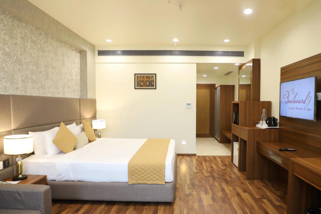 Boulevard 9 Luxury Resort & Spa Nadiad Экстерьер фото