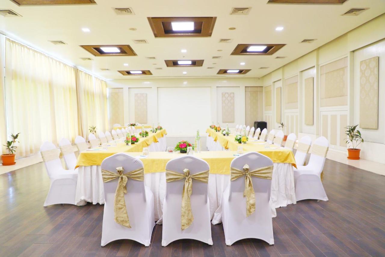 Boulevard 9 Luxury Resort & Spa Nadiad Экстерьер фото