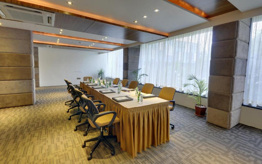 Boulevard 9 Luxury Resort & Spa Nadiad Экстерьер фото